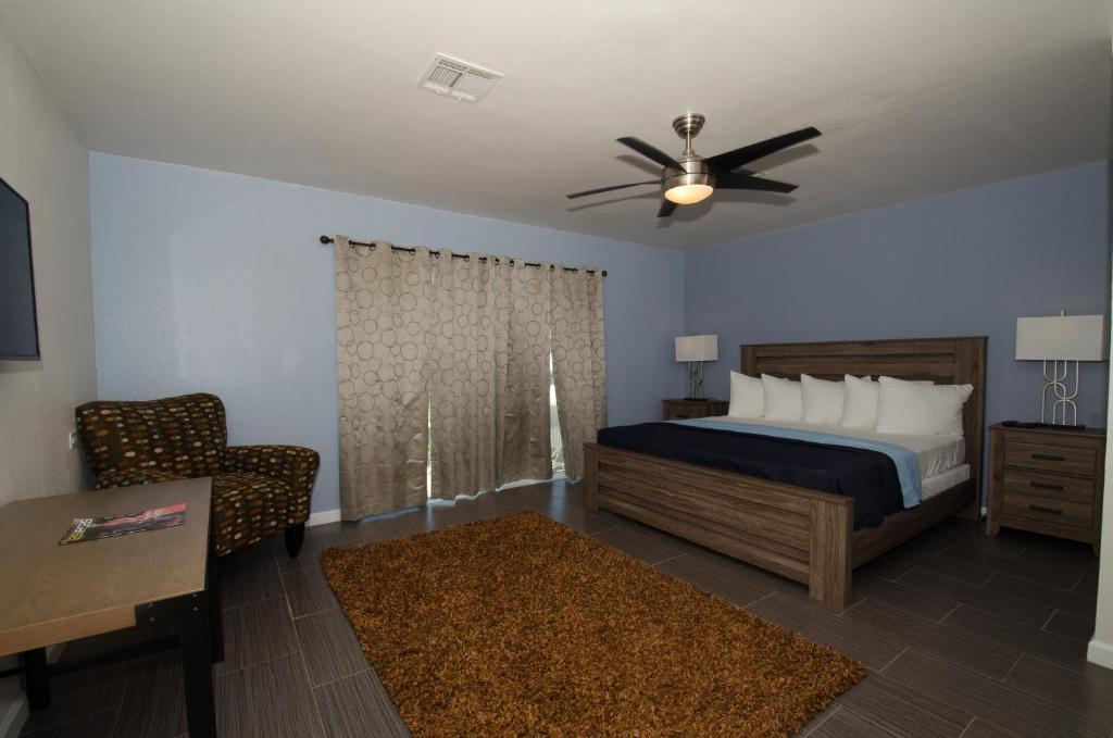 Ein Bett oder Betten in einem Zimmer der Unterkunft Thunderbird Boutique Hotel
