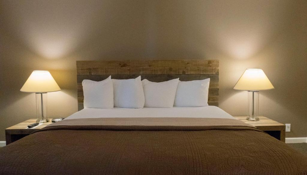 Ein Bett oder Betten in einem Zimmer der Unterkunft Thunderbird Boutique Hotel
