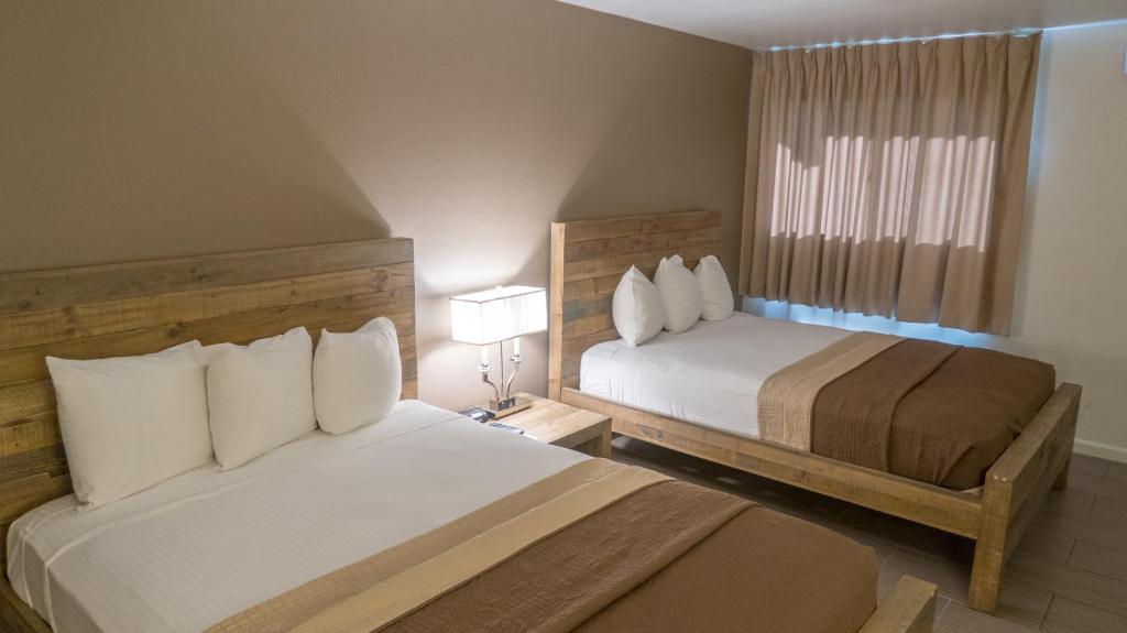 Postel nebo postele na pokoji v ubytování Thunderbird Boutique Hotel