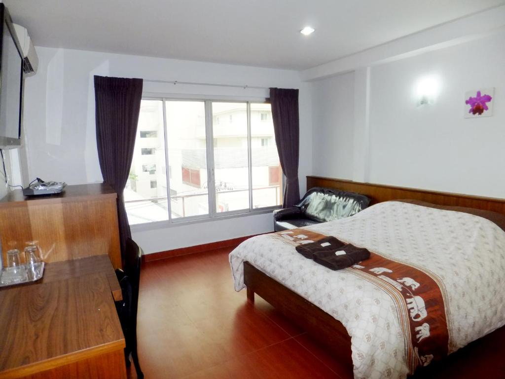 Postel nebo postele na pokoji v ubytování Orchid Inn