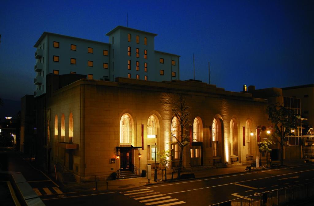 松本市にある松本丸の内ホテルの夜の街灯