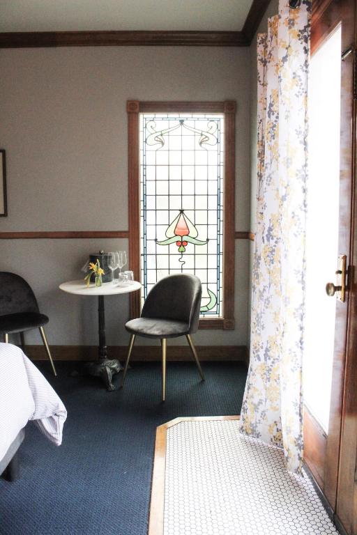 Postel nebo postele na pokoji v ubytování Shelburne Hotel