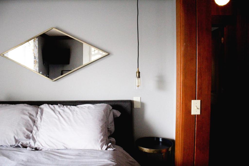 Postel nebo postele na pokoji v ubytování Shelburne Hotel