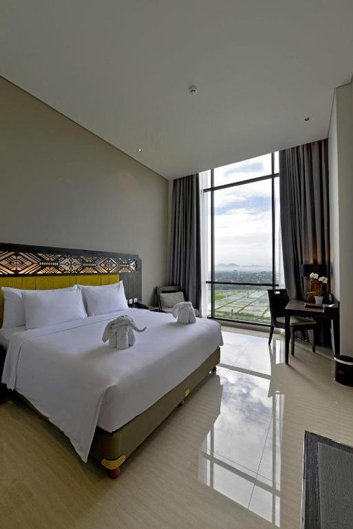 Postel nebo postele na pokoji v ubytování Lombok Astoria Hotel