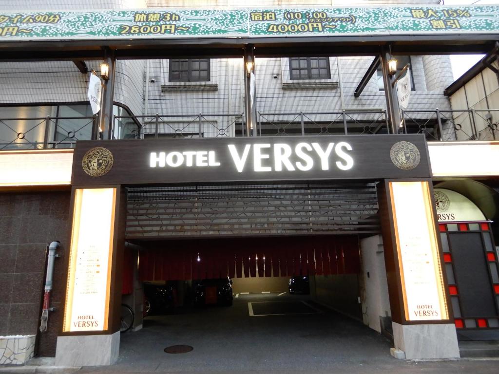 ein Hotel-Yews-Schild vor einem Gebäude in der Unterkunft HOTEL VERSYS (Adult Only) in Hiroshima