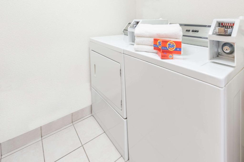 Super 8 by Wyndham Edmonton/West - Resim 16