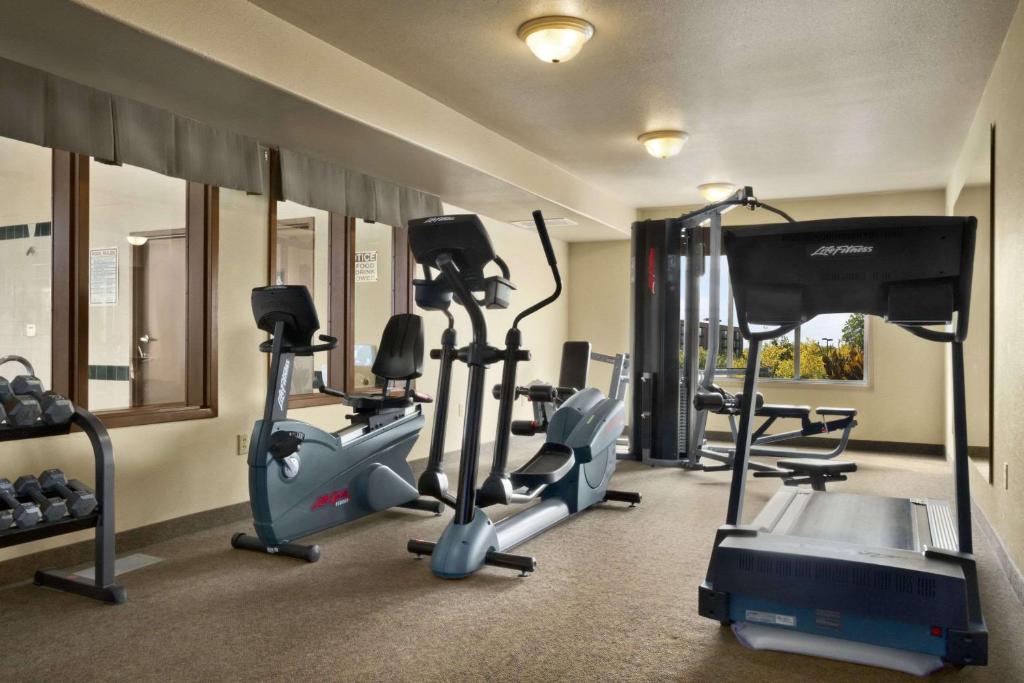 Fitness centrum a/nebo fitness zařízení v ubytování Super 8 by Wyndham Fort St. John BC