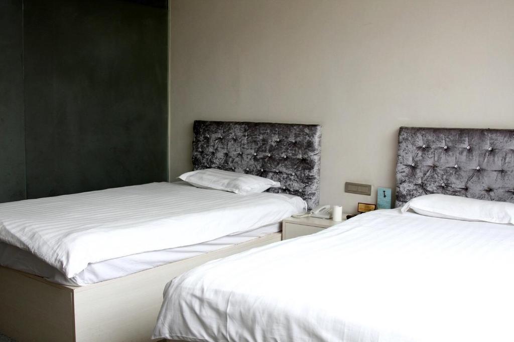 Postel nebo postele na pokoji v ubytování Wudangshan Daohe Inn