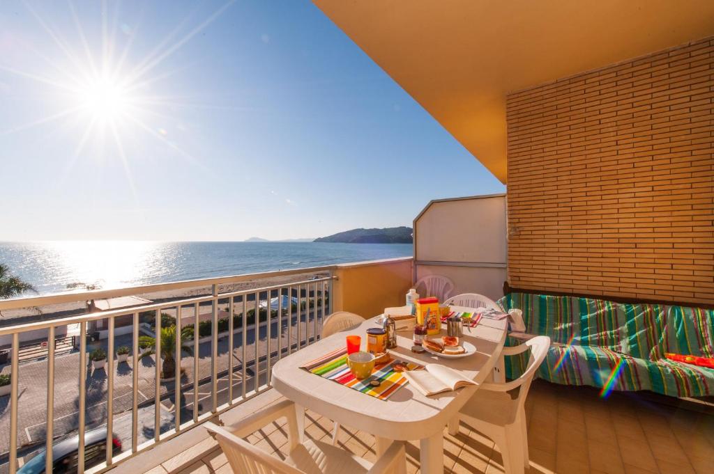 balcone con tavolo, sedie e vista sull'oceano di Il Mare In Giardino a Scauri