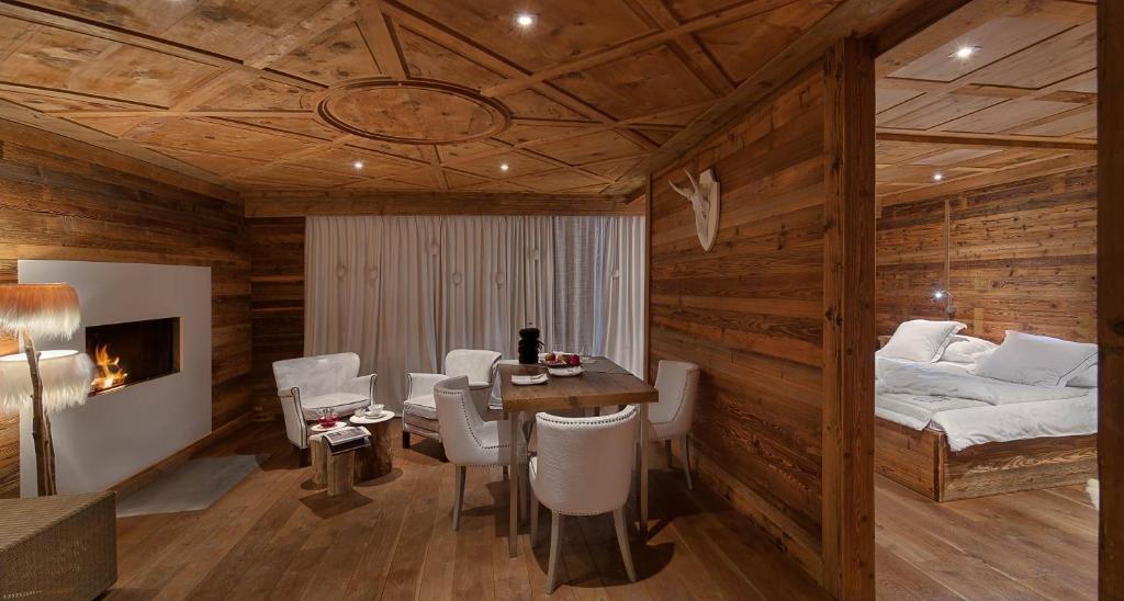 Postel nebo postele na pokoji v ubytování Hostellerie du Pas de l'Ours "Relais et Châteaux"