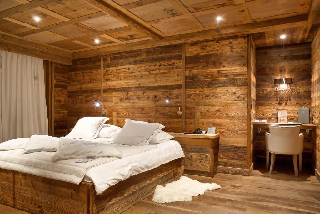 Postel nebo postele na pokoji v ubytování Hostellerie du Pas de l'Ours "Relais et Châteaux"