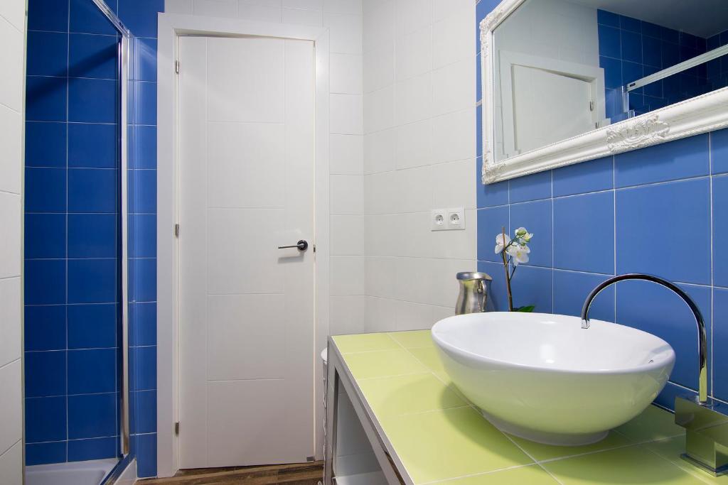 A bathroom at terrazas de la catedral atico wifi