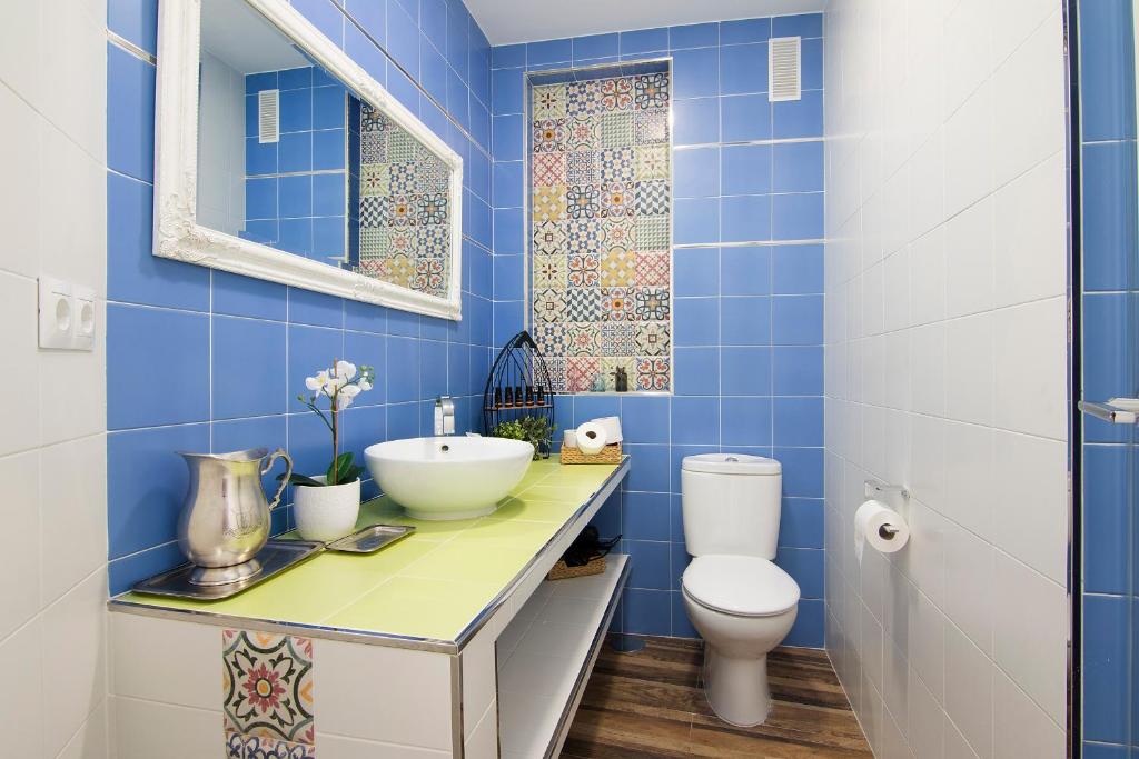 A bathroom at terrazas de la catedral atico wifi