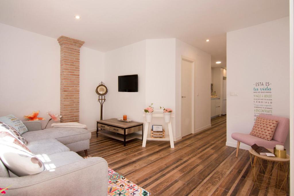 A television and/or entertainment centre at terrazas de la catedral atico wifi