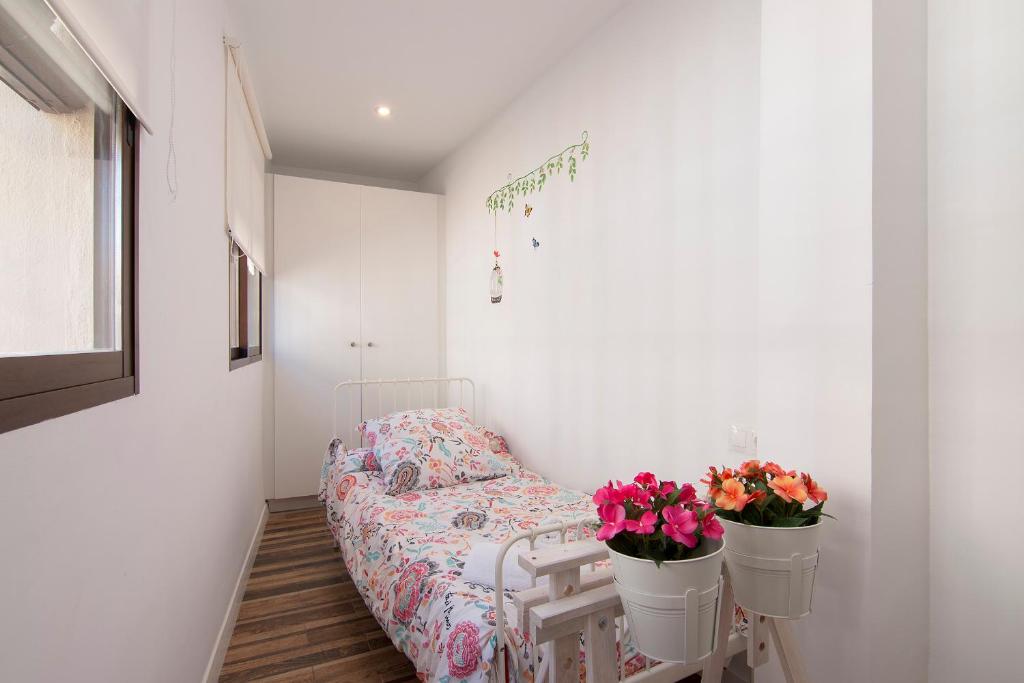 A bed or beds in a room at terrazas de la catedral atico wifi