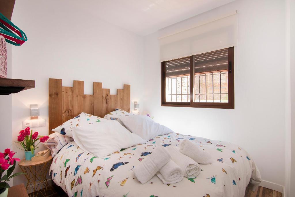 A bed or beds in a room at terrazas de la catedral atico wifi