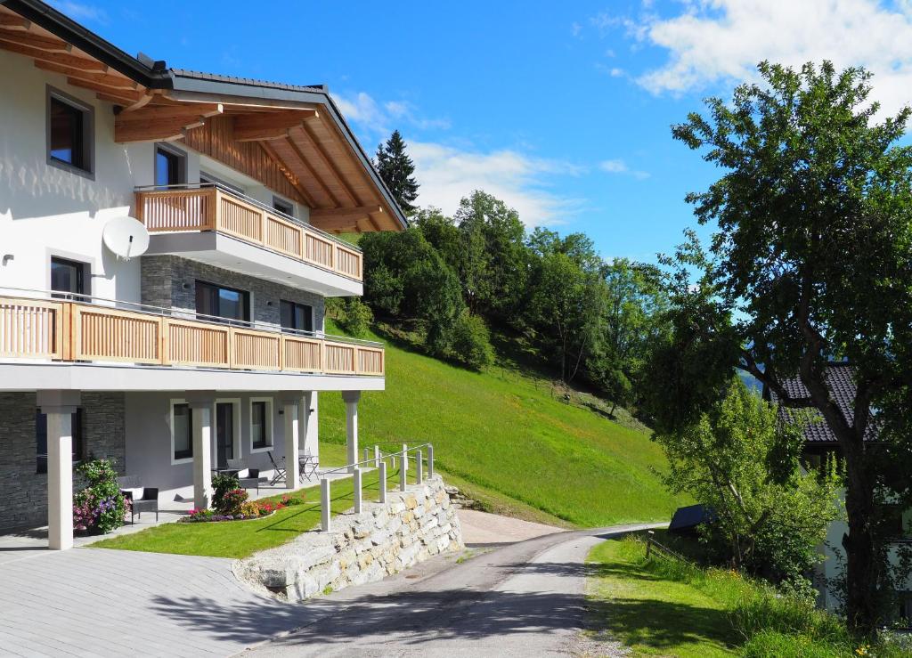 ein Gebäude mit Balkon an der Seite eines Hügels in der Unterkunft Hinterburgschwaig Hof in St. Johann im Pongau