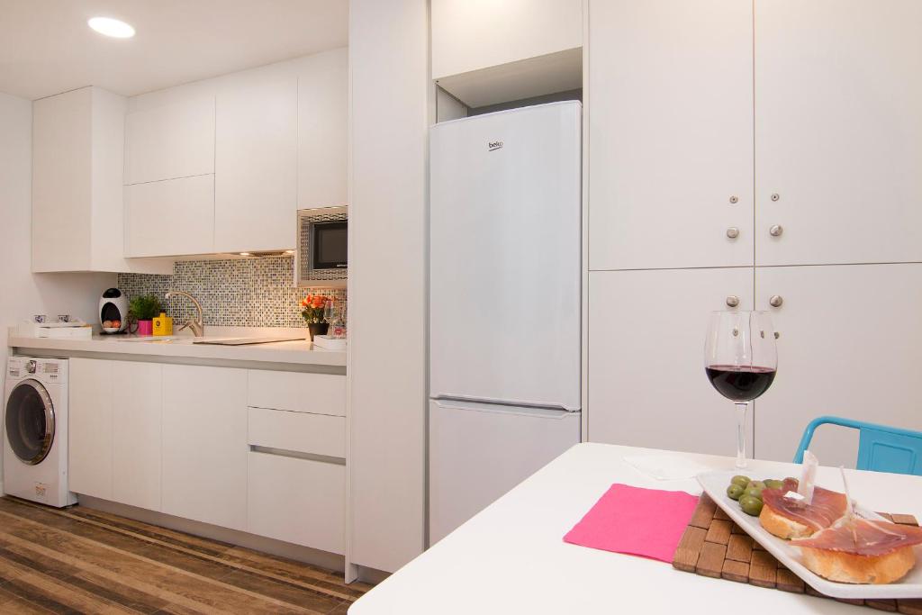 A kitchen or kitchenette at terrazas de la catedral atico wifi