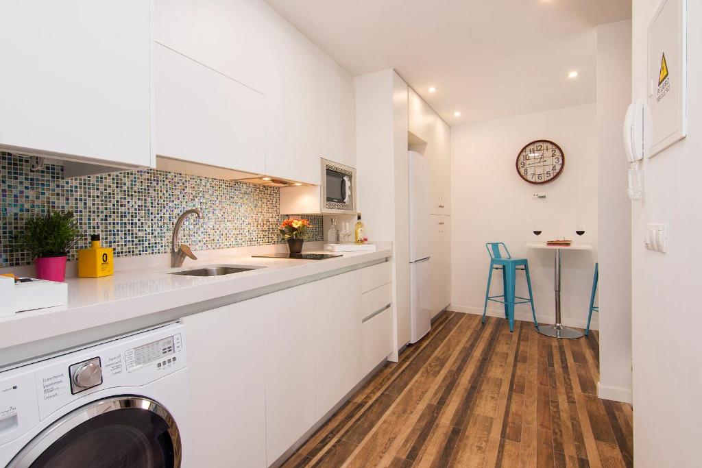 A kitchen or kitchenette at terrazas de la catedral atico wifi