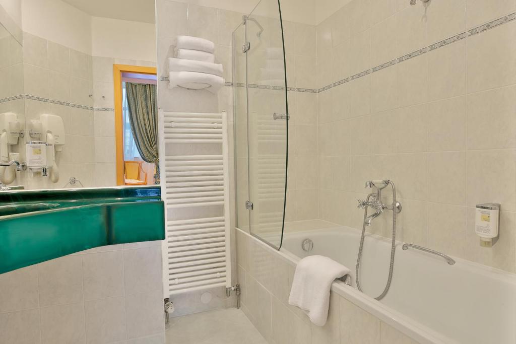 Kúpeľňa v ubytovaní Belvedere Wellness Hotel