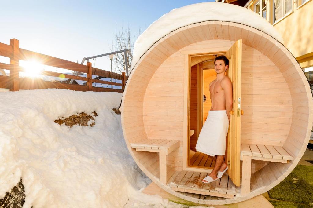 Fotografie z fotogalerie ubytování "Ferienwohnung Anna" - Annehmlichkeiten von 4-Sterne Familien-und Wellnesshotel Viktoria können mitgenutzt werden v destinaci Oberstdorf