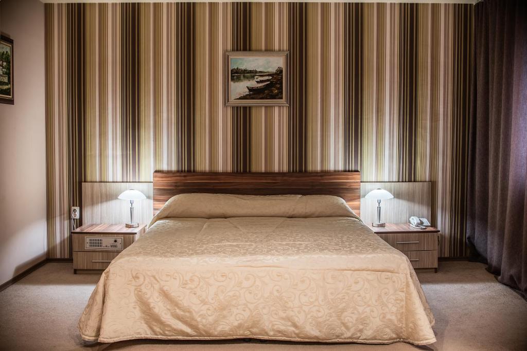 Ένα ή περισσότερα κρεβάτια σε δωμάτιο στο Hotel Balkan