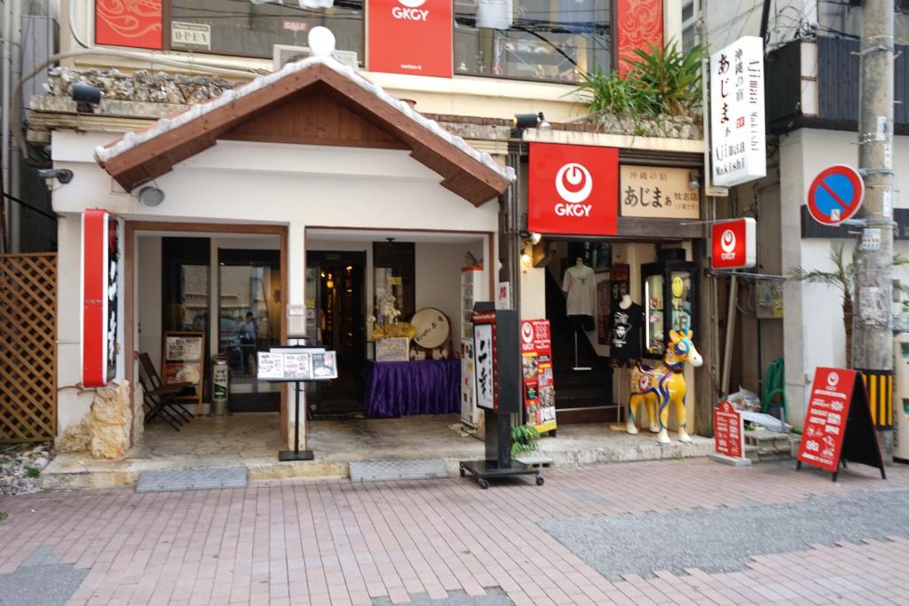 那覇市にある沖縄の宿あじまぁ 牧志の通路脇の小さな店