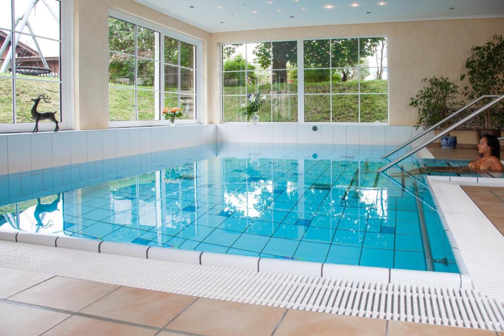 Bazén v ubytování "Ferienwohnung Anna" - Annehmlichkeiten von 4-Sterne Familien-und Wellnesshotel Viktoria können mitgenutzt werden nebo v jeho okolí