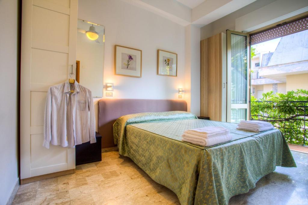 Łóżko lub łóżka w pokoju w obiekcie Albergo Villa Lucia