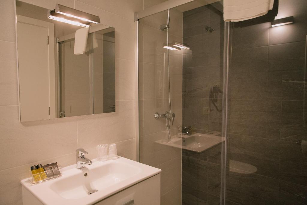 Os Sobriños Do Pai, Santiago de Compostela – Precios ...