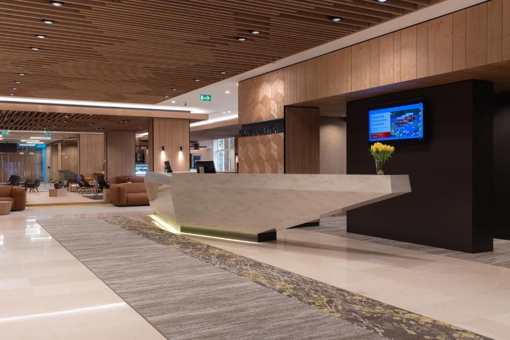 Rikli Balance Hotel – Sava Hotels & Resortsにあるテレビまたはエンターテインメントセンター