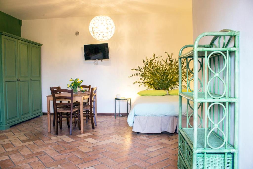 Cette chambre comprend un lit, une table et des chaises. dans l'établissement Orvieto Rocca Fiorita, à Orvieto