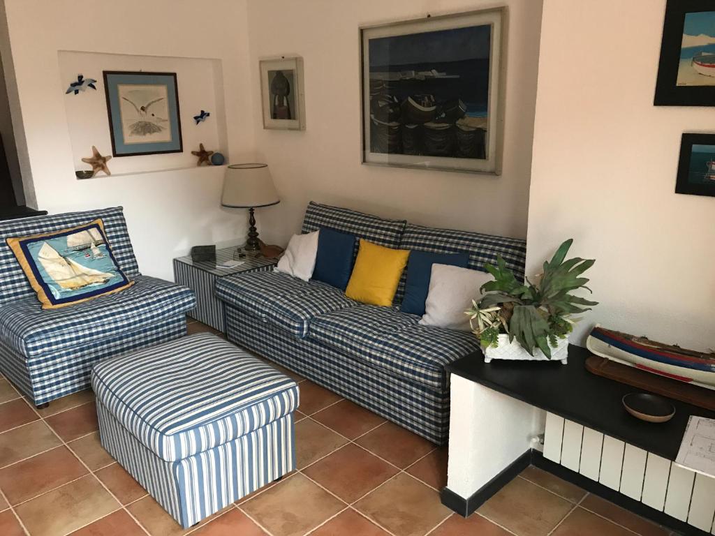 uma sala de estar com dois sofás e uma mesa em Appartamento GOLF CLUB GARLENDA - ALASSIO em Garlenda
