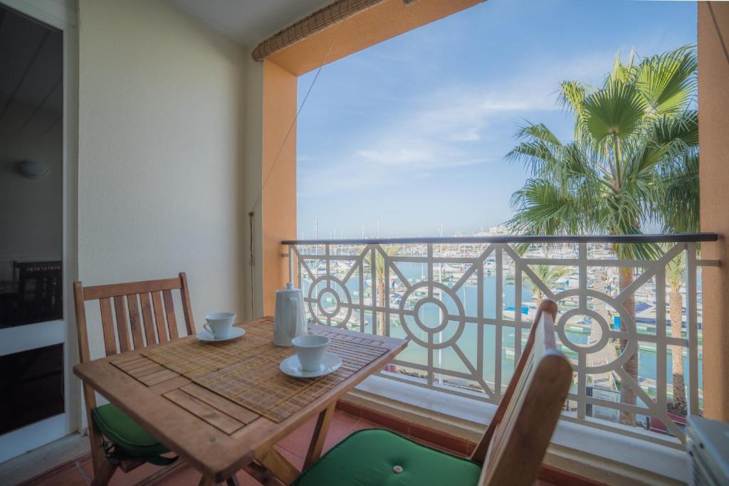 d'une table et de chaises sur un balcon avec vue sur l'océan. dans l'établissement Marina Plaza by Garvetur, à Vilamoura