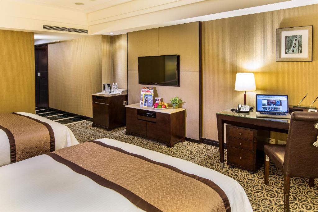 TV a/nebo společenská místnost v ubytování Grand Forward Hotel