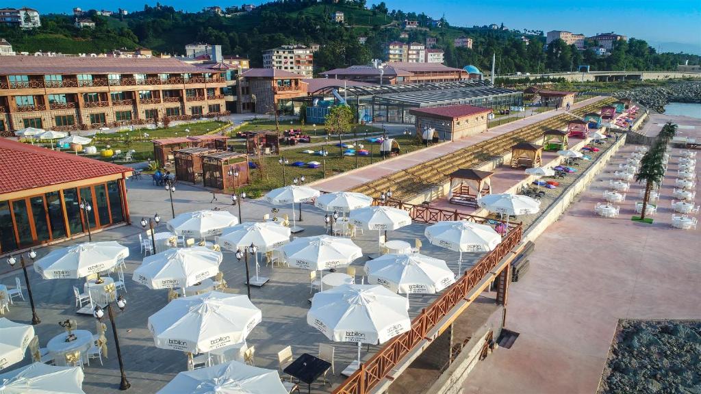 una vista aérea de una ciudad con sombrillas blancas en Babillon Hotel Spa & Restaurant, en Rize