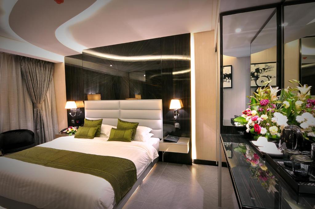 Un pat sau paturi într-o cameră la Frsan Palace Hotel