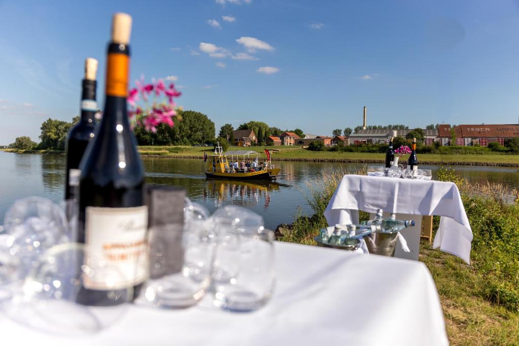 Výhled na řeku, která protéká v blízkosti hotelu
