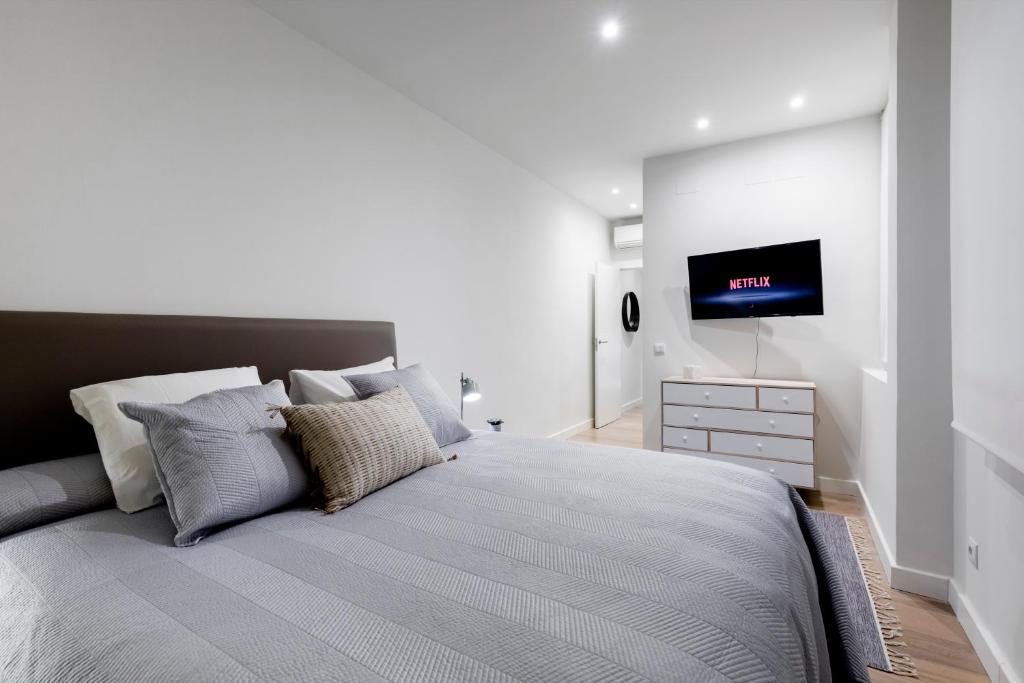 Postel nebo postele na pokoji v ubytování Principe de Vergara Apartment II by Flatsweethome