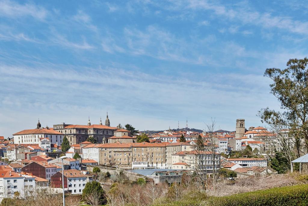 Nespecifikovaný výhled na destinaci Santiago de Compostela nebo výhled na město při pohledu z hostelu