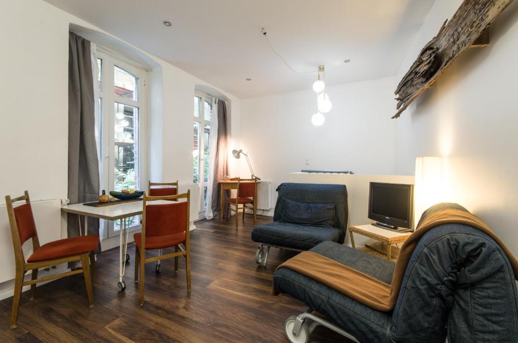 ベルリンにあるQuiet Courtyard Apartment (KB6)のリビングルーム(ソファ、テーブル、椅子付)