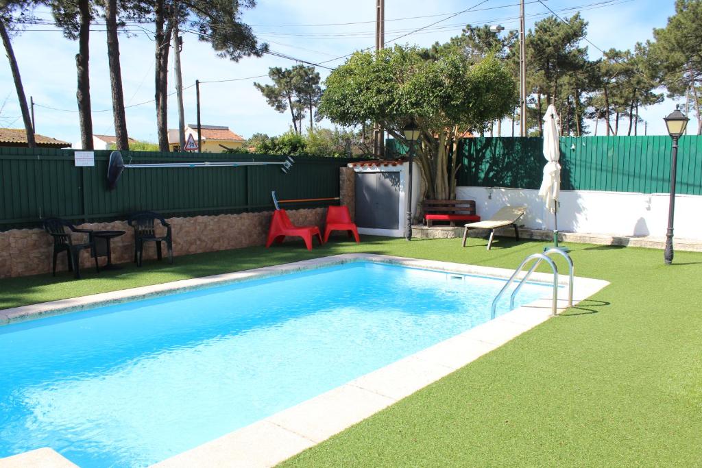 夏內卡的住宿－Hostel Casa Lucas，一个带围栏的院子内的游泳池