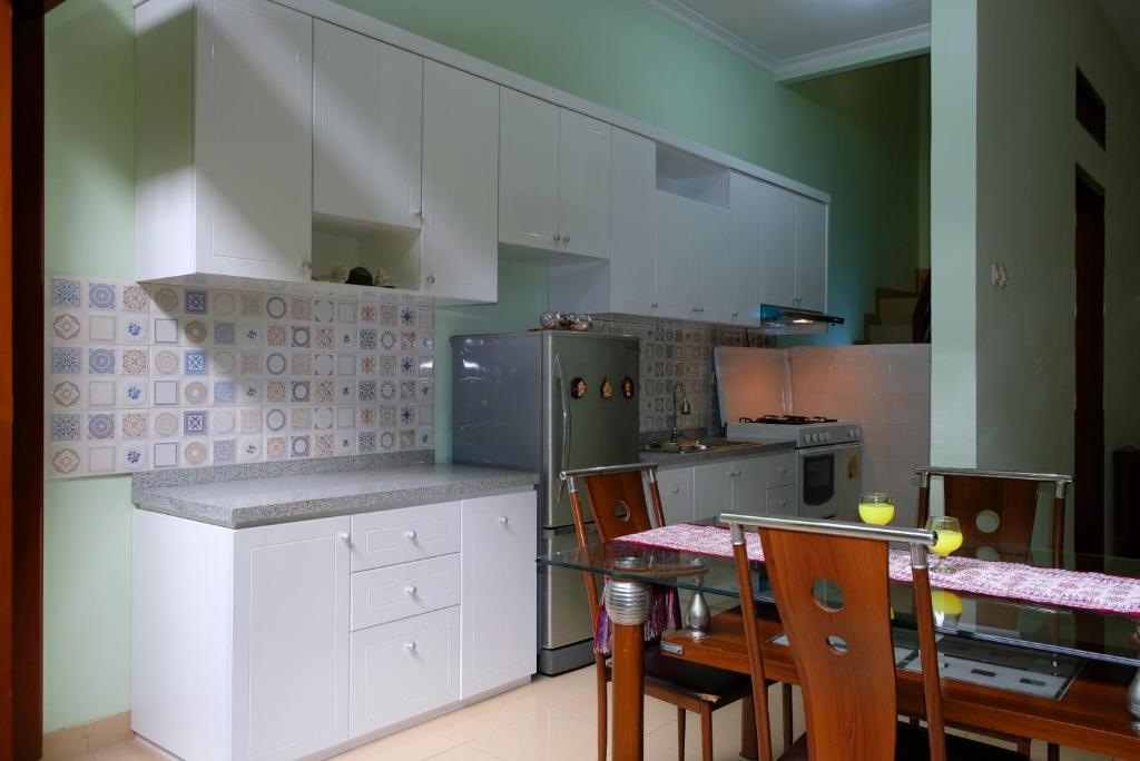 Kuchyň nebo kuchyňský kout v ubytování Rumah Satoe