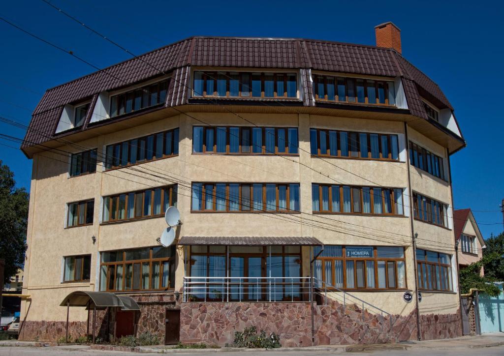 ein großes Backsteingebäude mit einem braunen Dach in der Unterkunft Mileta Hotel in Feodossija