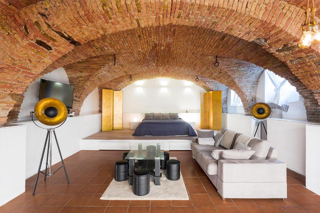 ein Wohnzimmer mit einem Sofa und einem Bett in der Unterkunft Dungeon Apartment in Ljubljana