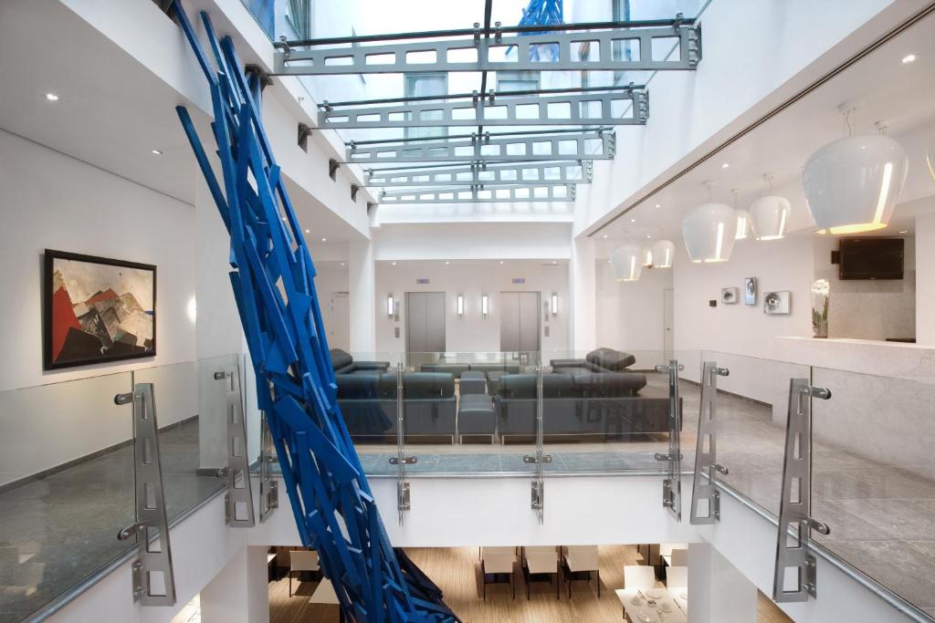 een grote blauwe sculptuur in het midden van een ruimte bij Hôtel Aqua by HappyCulture in Brussel