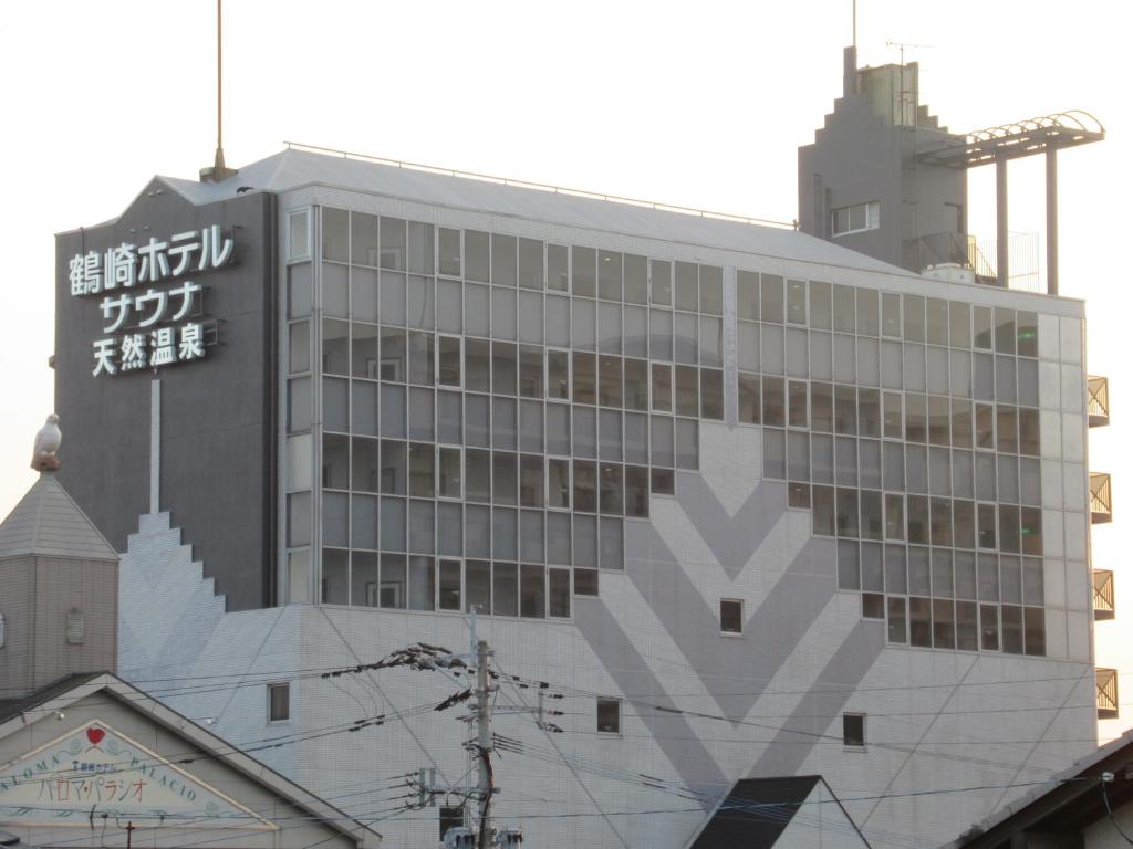 大分市にある鶴崎ホテルの看板付きの建物