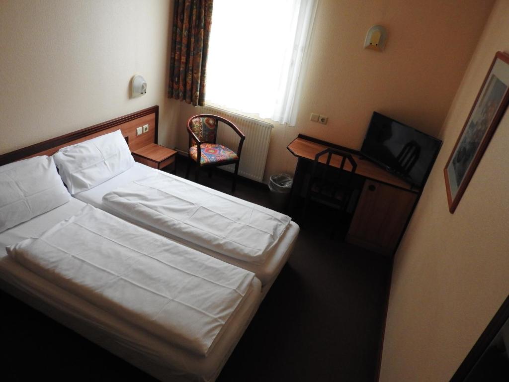 Postel nebo postele na pokoji v ubytování Hotel Anhalt