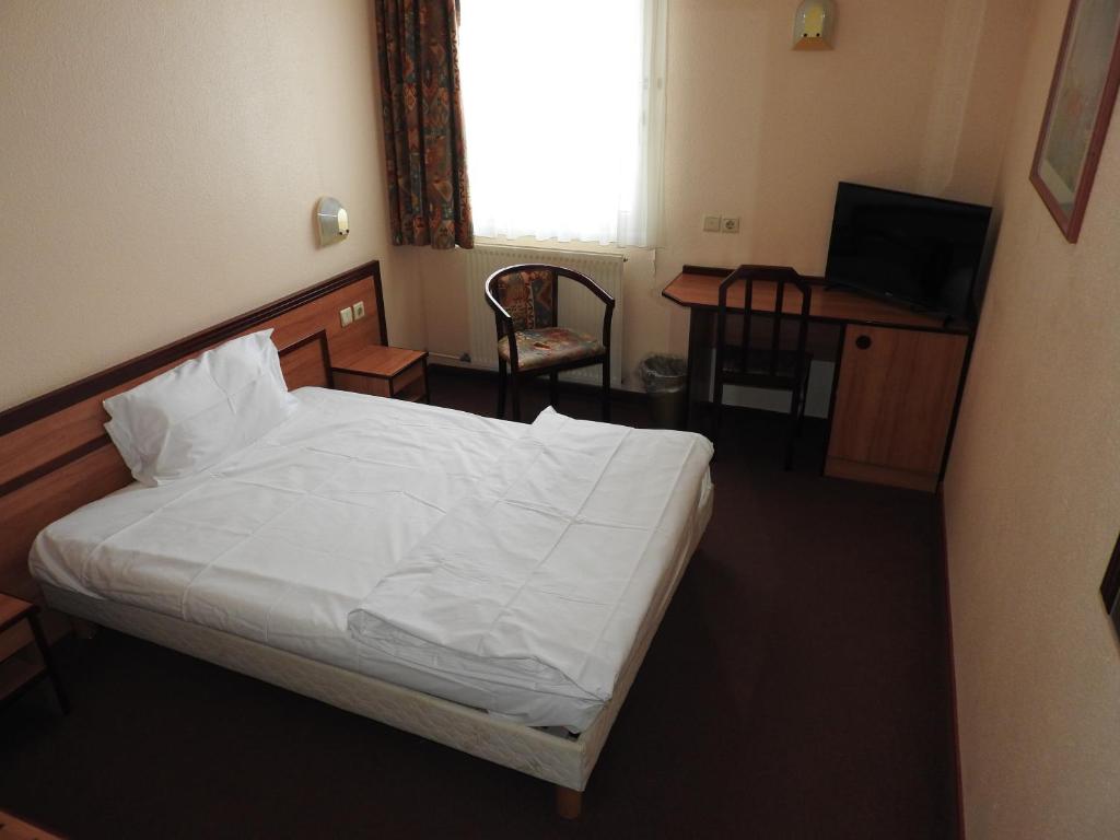 Postel nebo postele na pokoji v ubytování Hotel Anhalt