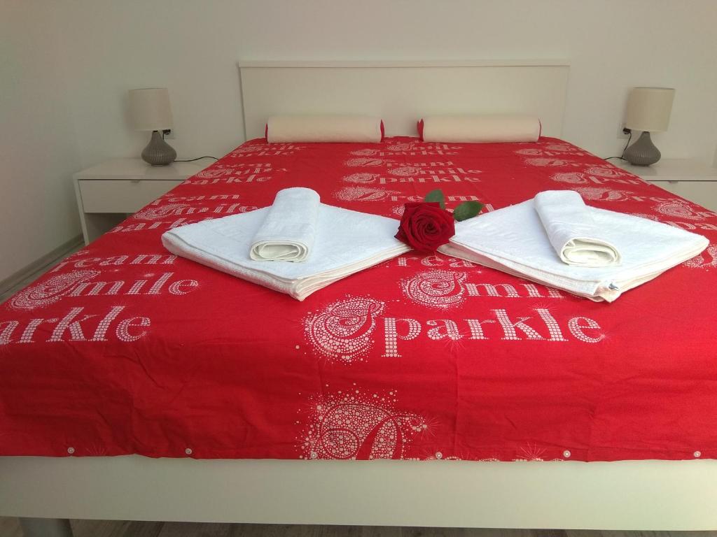 プーラにあるLorber house Štinjanの赤いベッド(白いタオル2枚、赤い毛布付)